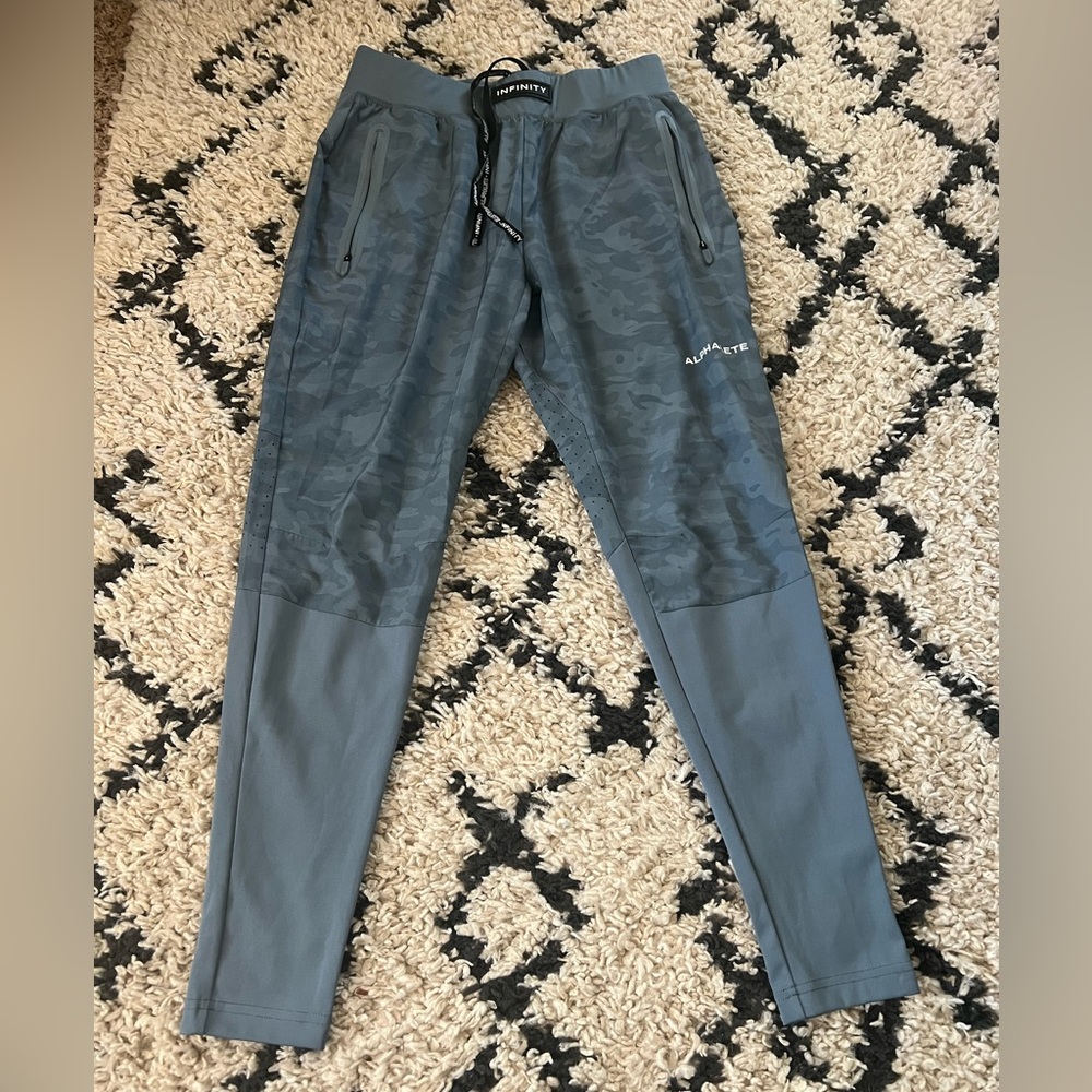 NWOT Men’s Slate Blue Gray camo print Alphalete Athletic joggers pants size M